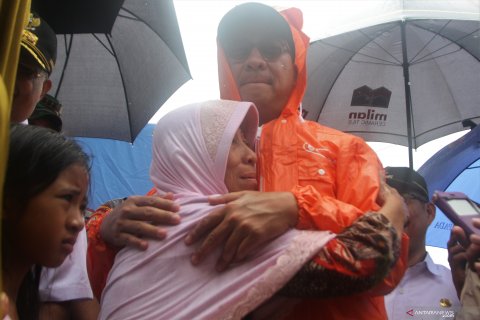 Mensos temui korban banjir Kendari