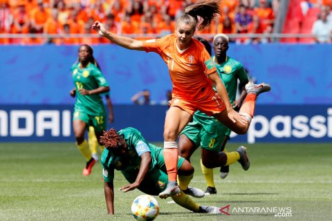 Tundukkan Kamerun 3-1, Belanda puncaki klasemen Grup E