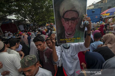 Penjualan poster Guru Tua