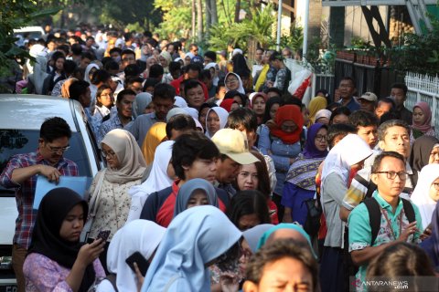 Mengantre sejak subuh, antrean PPDB di SMA Negeri 1 Depok membeludak