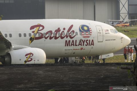 Pesawat Malindo Air tergelincir keluar landas pacu di Bandara Internasional Husein Sastranegara