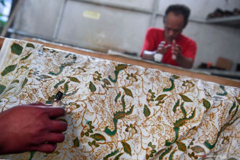 Batik khas Betawi di sanggar Terogong