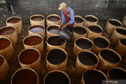 Pembuatan gula merah secara tradisional di Kudus