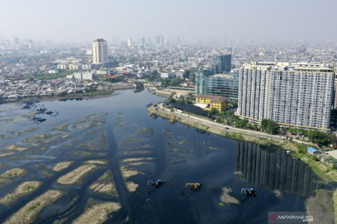 Pengerukan lumpur Waduk Pluit