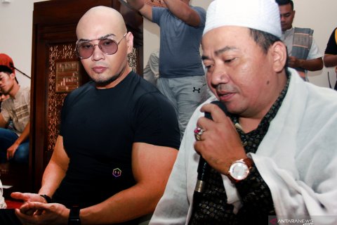 Deddy Corbuzier berdoa usai menunaikan Shalat Jumat pertamanya