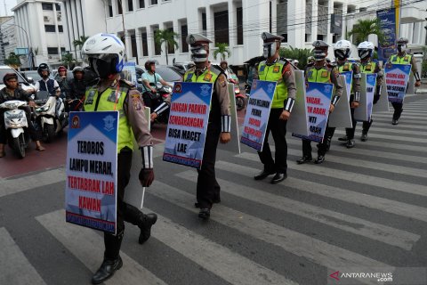 Ajakan tertib lalu lintas dengan cara kreatif