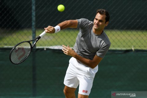 Roger Federer berlatih jelang kejuaraan tenis Wimbledon
