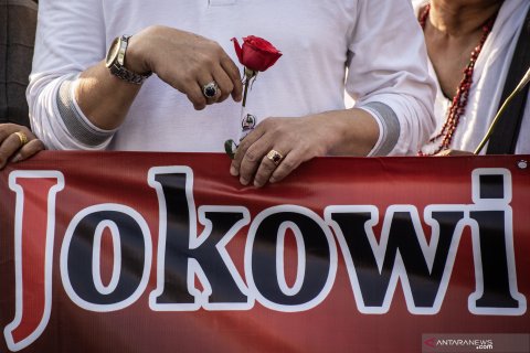 Aksi 1.000 bunga mawar merah putih