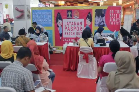 Jemput bola, pembuatan paspor di pusat perbelanjaan