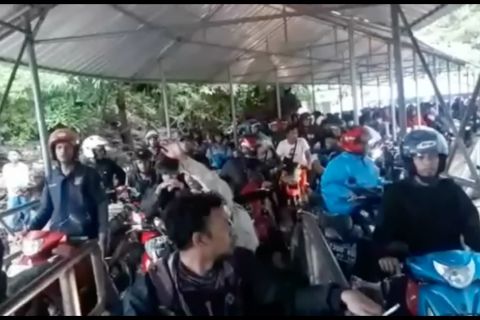 Ribuan pemudik motor padati pelabuhan penyeberangan feri Torobulu