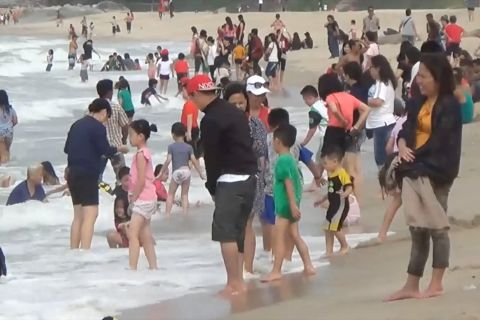 Warga Bangka padati Pantai Tikus Emas