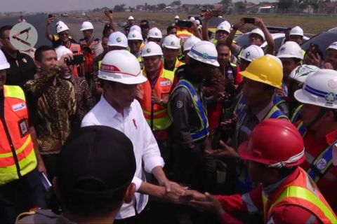 Nyanyian selamat ultah dari pekerja proyek untuk Jokowi