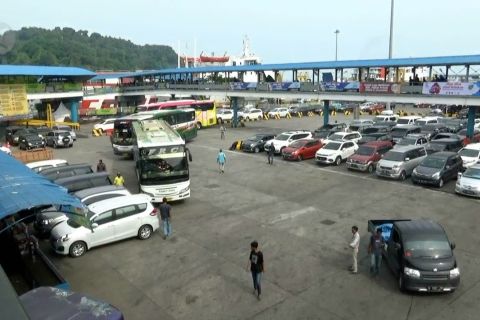 10.000 kendaraan pribadi belum menyeberang ke Sumatera