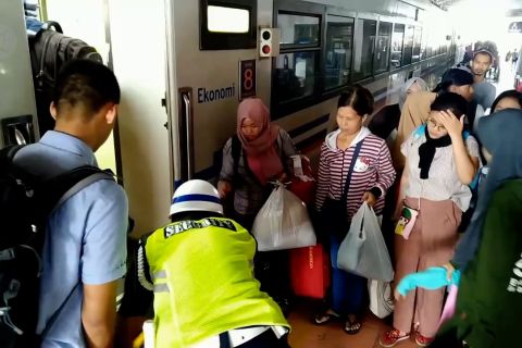 Arus balik via kereta api mulai padat