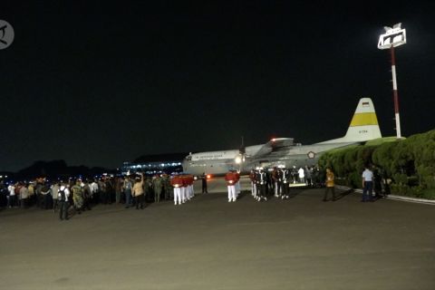 Ibu Ani di mata Emil Dardak