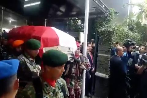 Jenazah Ani Yudhoyono diberangkatkan ke TMP Kalibata