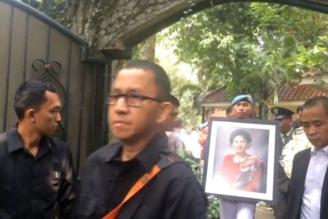 Jenazah Ibu Ani disemayamkan di Pendopo Cikeas