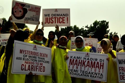 Sejumlah massa kawal sidang putusan MK