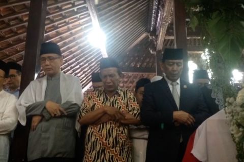 Sejumlah tokoh menyalatkan Ibu Ani Yudhoyono