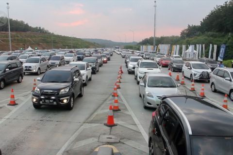 Sistem satu arah pengaruhi kepadatan arus di gerbang tol Kalikangkung