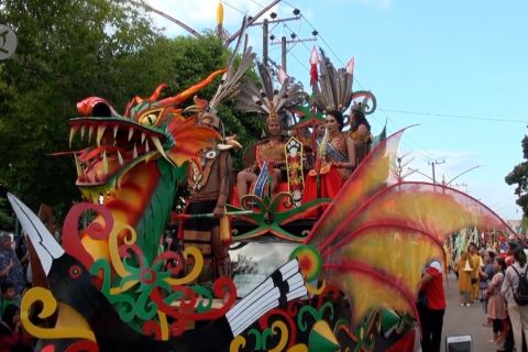 Karnaval budaya isen mulang pukau warga Kalteng