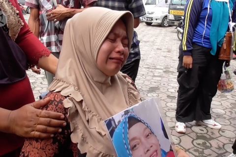 Keluarga tunggu hasil identifikasi dengan penuh haru