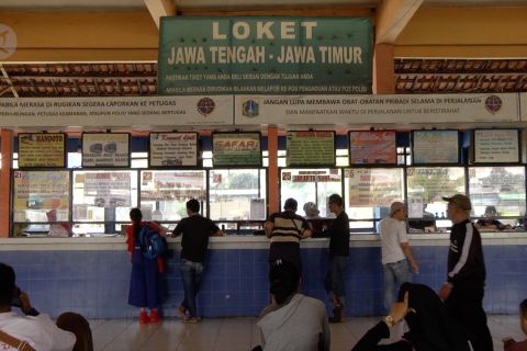 Memasuki arus balik, pemudik masih terlihat di Kampung Rambutan