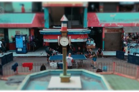 Serunya bermain tenis meja di dalam Pasar Grogol