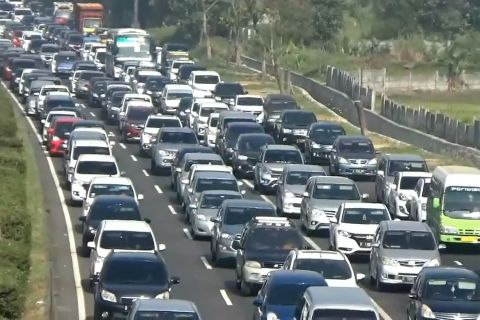 Antrean 5 kilometer di gerbang tol Cileunyi