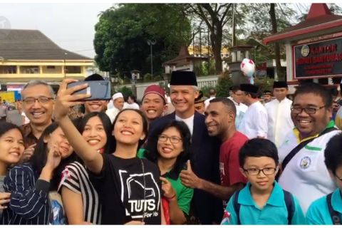 Usai sholat Ied Ganjar foto bersama masyarakat