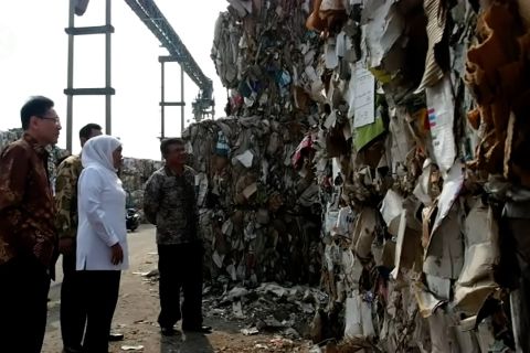 Khofifah peringatkan importir kertas bekas dari Eropa