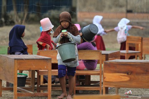 Kegiatan hari pertama sekolah bersihkan ruang belajar pasca banjir