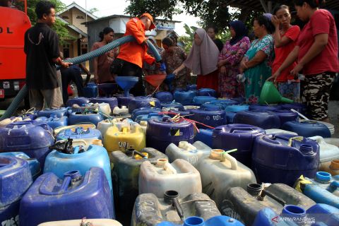 Bantuan air bersih untuk warga Cibarusah Bekasi yang dilanda kekeringan