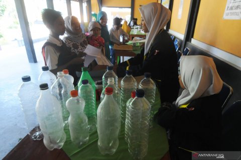 Mendaftar sekolah dengan botol bekas