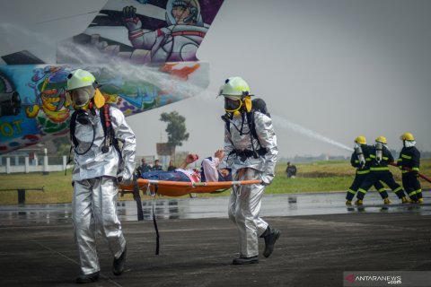 Simulasi penanganan kecelakaan pesawat