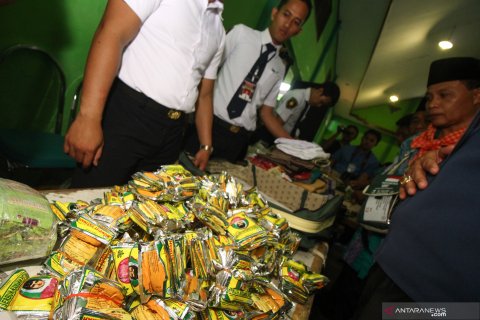 Petugas sita jamu dan rokok milik jamaah calon haji di Surabaya