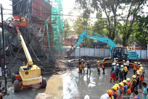 Tiang penyangga proyek tol BORR ambruk