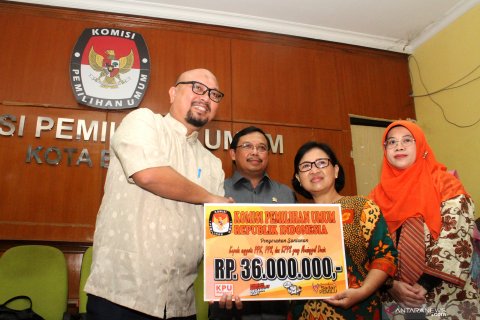 Santunan kepada keluarga petugas KPU Wafat