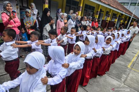 Hari pertama masuk sekolah di berbagai daerah