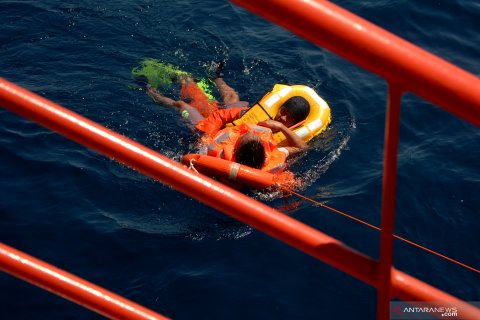 Latihan SAR gabungan di perairan Makassar