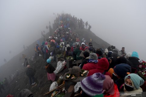 Upacara Yadnya Kasada suku Tengger di Bromo