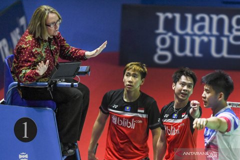 Perkenalkan kebudayaan Indonesia, wasit dan hakim garis Indonesia Open 2019 pakai kemeja batik dan lurik