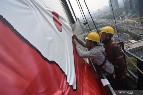 Pemasangan stiker rakasasa sambut HUT RI