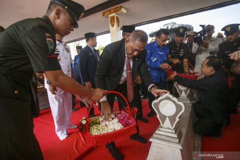 Menhan ziarah makam Jenderal Sudirman