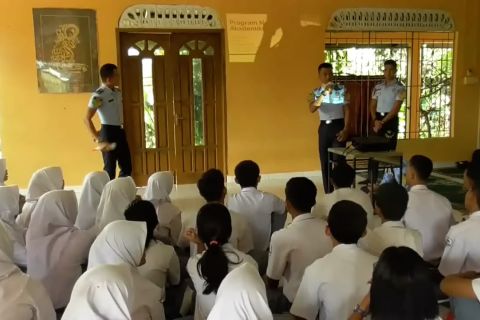 Taruna Poltekim sosialisasi fungsi imigrasi di Batam