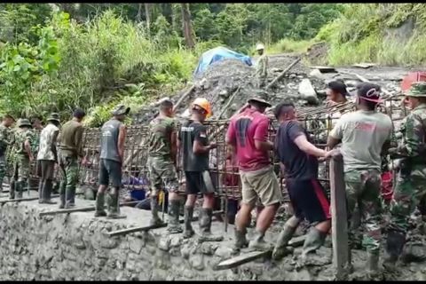Aksi prajurit TNI bangun jembatan trans Papua