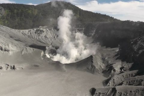 Letusan Tangkuban Parahu turun, puncak kawah penuh debu