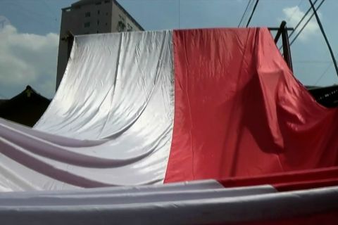 Rajut kebhinnekaan dengan membentangkan bendera raksasa