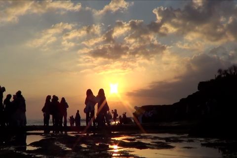 Pengunjung wisata Tanah Lot capai 12 ribu orang per hari