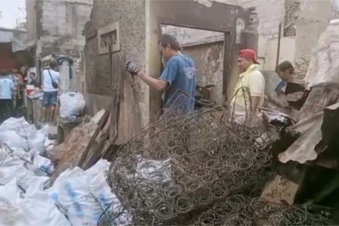 Warga membersihkan puing-puing kebakaran Tebet